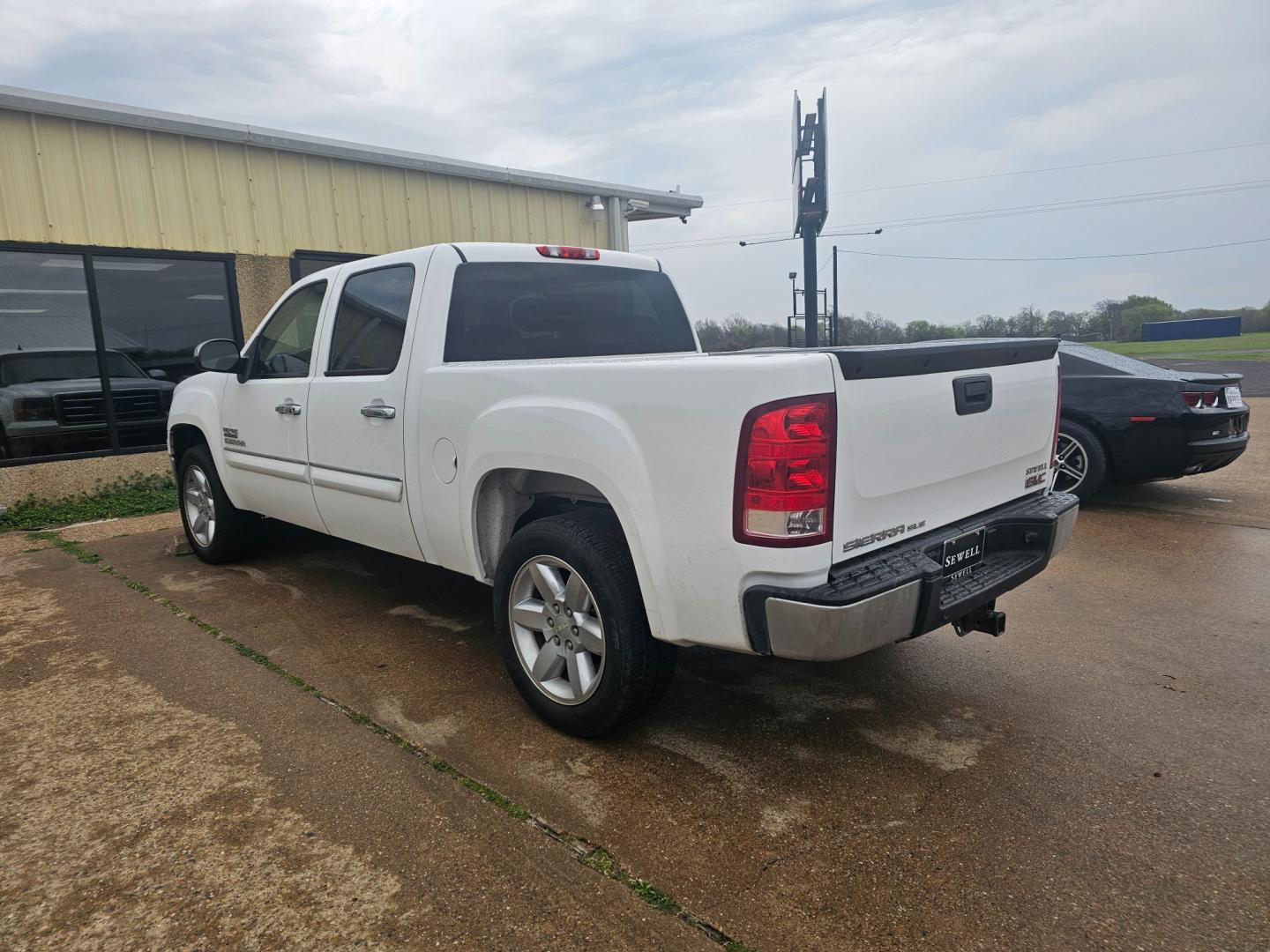 2013 WHITE GMC Sierra 1500 SLE Crew Cab 2WD (3GTP1VE01DG) with an 5.3L V8 OHV 16V FFV engine, 6-Speed Automatic transmission, located at 533 S Seven Points BLVD, Seven Points, TX, 75143, (430) 255-4030, 32.313999, -96.209351 - Photo#3